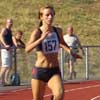 Isabella Berglund löper 400m. (© Jenni Isolammi)