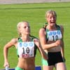 Drotts flickor under 17 vann brons på 3x800m. Nina Fagerudd och Caroline Granberg hejar på ankaret Jeanine Nygård. (© Helena Cederberg)