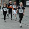 Flickorna ger sig ut runt Vasa torg. (© R. Härtull)