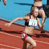 VOMs 15 års flickor vann 4x100m. Heidi Autio har fått stafettpinnen av Ida Glasberg och löper mot guld. (© R. Härtull)