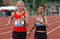 Mikaela Löfbacka IF VOM (till höger) växlar över till Fanny Storlund på damernas 3x3000m gång. (© Daniel Byskata)