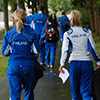 Finska gångare på väg till tävlingsarenan (närmast kameran Marja Hovi till vänster och Camilla Richardsson till höger) (© Göran Richardsson)