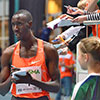 800m segraren Ismail Imail skriver autografer år VIS och Femmans knattar. (© Rune Härtull)